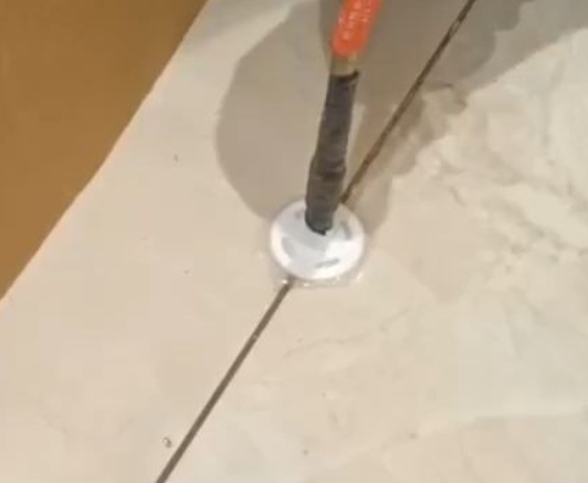 营口瓷砖空鼓维修公司专业解答瓷砖在铺贴过程中，如果没有涂抹均匀到位的粘结材料（如水泥砂浆或瓷砖胶），可能会导致以下问题