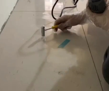 营口瓷砖开裂维修公司专业分享瓷砖在铺贴前如果没有沥干水分，将会导致以下问题